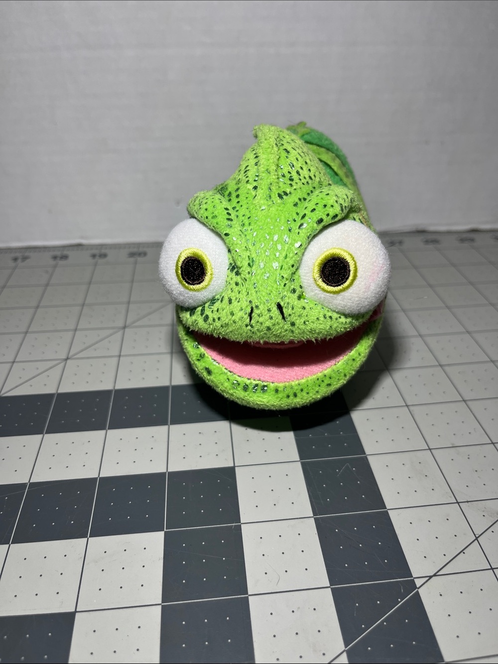 Disney tangled pascal - Picture 6 of 8
